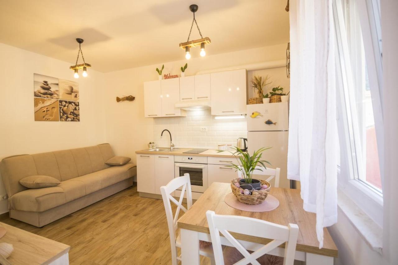 Little Bee Apartment Komiža Dış mekan fotoğraf